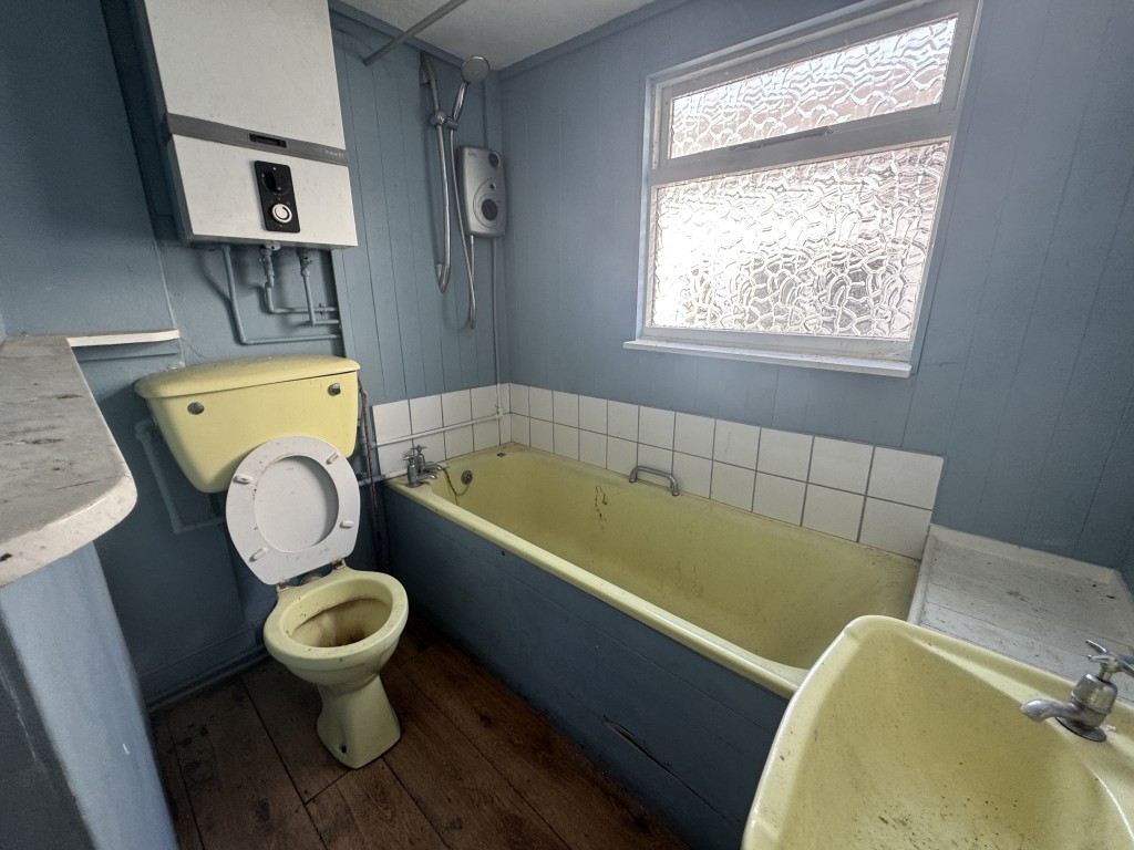 Lot: 64 - MIXED USE OPPORTUNITY IN NEED OF IMPROVEMENT IN A POPULAR AREA - Bathroom